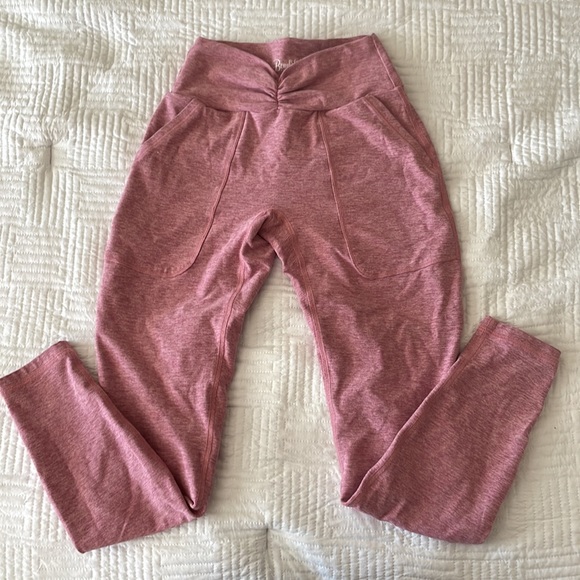 Bombshell Sportswear V Scrunch Leggings - Picture 3 of 5